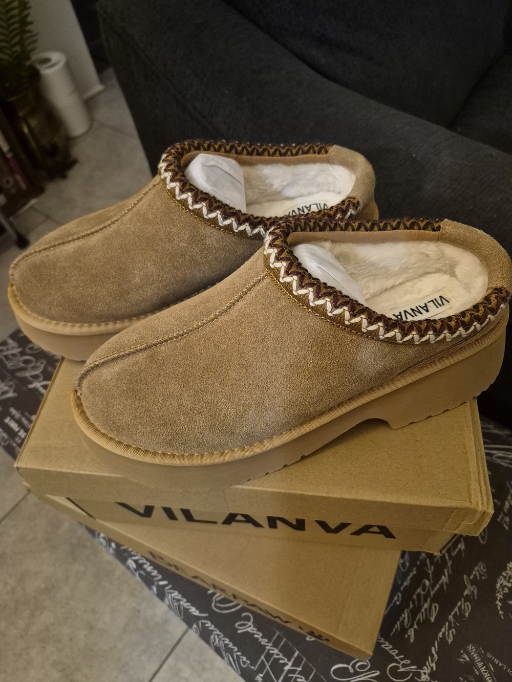 Vilanva Women's Tan Suede Clog Slippers